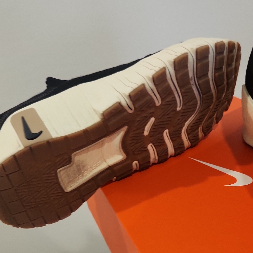 Nike Free Metcom 6 Black and Cream Athletic Shoes - Picture 5 of 8